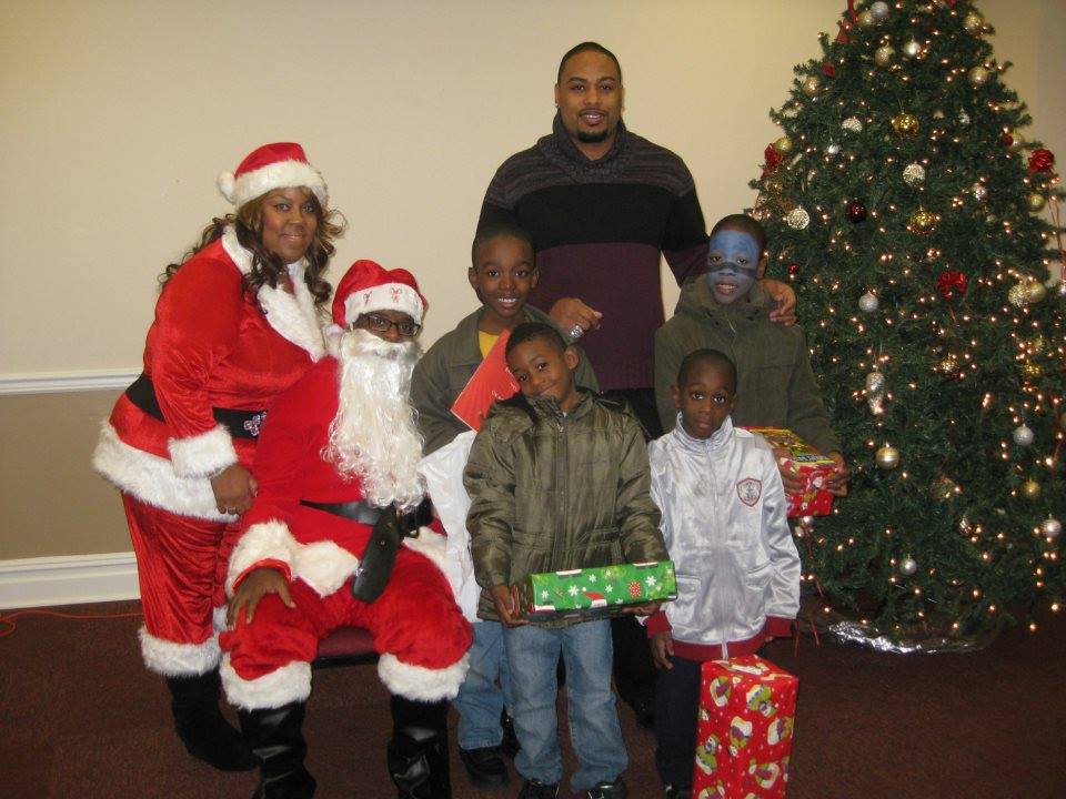 Raheem Brock Foundation spreads holiday cheer through gift giving!